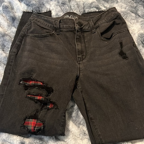 Maurice’s Medium Charcoal Buffalo Plaid with Frayed and Distressed Jeans - Picture 5 of 5